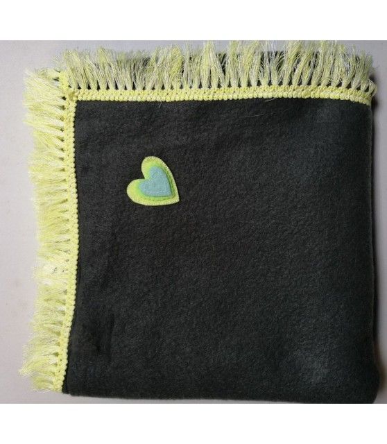 Tapis pour chien ou chiot Tapis chien gris foncé et coeur jaune 82X55 cm ChezAnilou 12,00 €