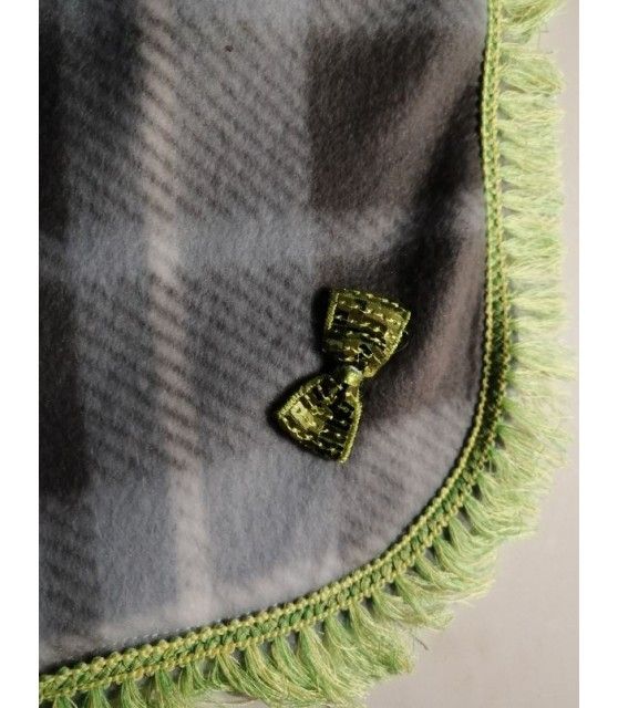 Tapis chien à carreaux gris molletonné liseré vert 80 x 48 cm