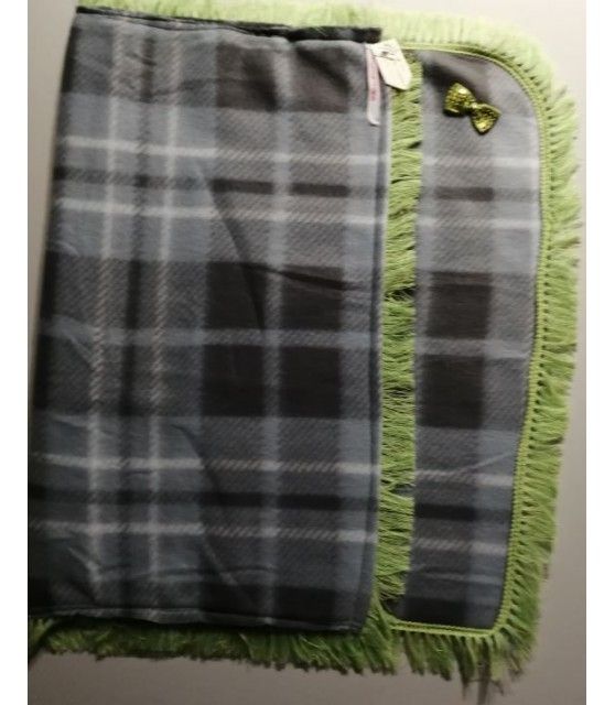 Tapis chien à carreaux gris molletonné liseré vert 80 x 48 cm