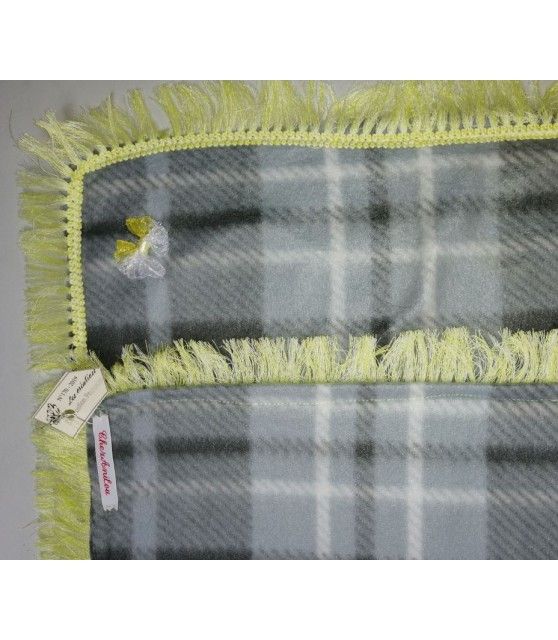 Tapis pour chien ou chiot Tapis chien à carreaux gris molletonné liseré jaune 80 x 48 cm ChezAnilou 12,00 €
