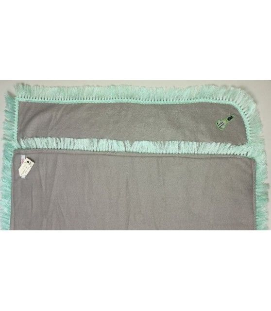 Tapis chien gris clair molletonné liseré vert 79 x 66 cm