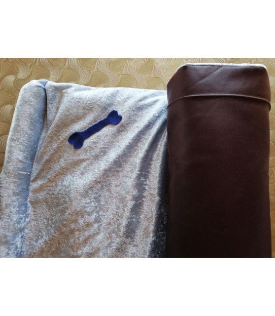 coussin chien bleu ciel satiné et bordeaux 104 x 75